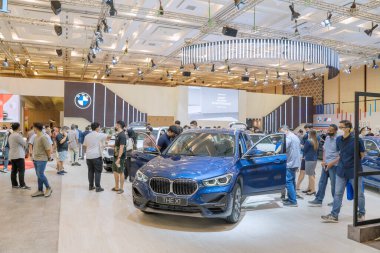 Tangerang - Endonezya. 22 Ağustos 2022: GAIKINDO Uluslararası Otomobil Fuarı (GIIAS) 2022 sırasında BMW X1 elektrikli otomobilini kontrol eden ziyaretçiler