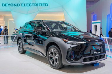 Tangerang - Endonezya. 22 Ağustos 2022: Siyah Toyota BZ 4x arabası Gaikindo Endonezya Uluslararası Otomobil Fuarı 2022 etkinliğinde sergilendi