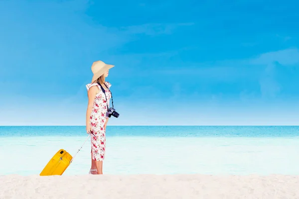 Vue Latérale Femme Caucasienne Portant Bagage Tout Marchant Sur Plage — Photo