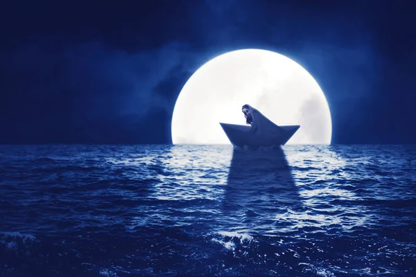 ハロウィンホラーのコンセプト 不気味な花嫁ゴースト座っている紙のボートの上に満月の背景 — ストック写真
