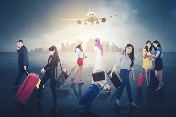 Fyllda Personer Som Transporterar Bagage När Går Med Flygplansbakgrund — Stockfoto