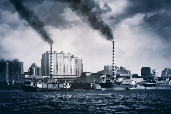Загрязнение Воздуха Силуэтом Промышленного Завода Дымом Возле Верфи Облачном Фоне — стоковое фото