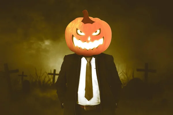 Concepto Horror Halloween Imagen Hombre Negocios Con Cabeza Calabaza Pie —  Fotos de Stock