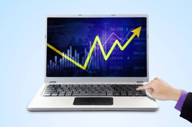 İş adamının elini kapat ve bilgisayarın klavyesinde büyüme finans tablosu olan enter tuşuna bas