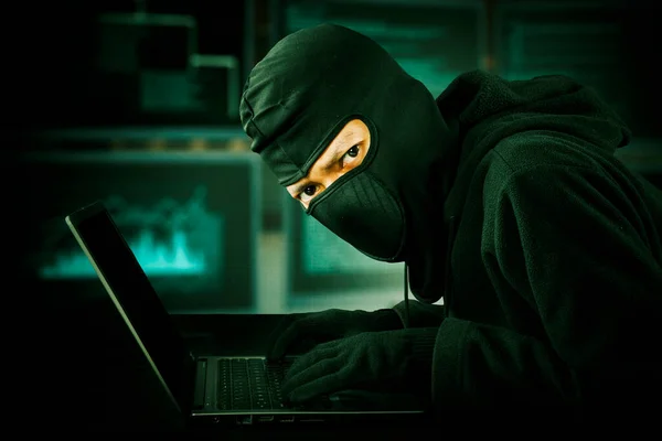 Hacker Digitando Código Programa Laptop Enquanto Hackeia Informações Secretas Data — Fotografia de Stock
