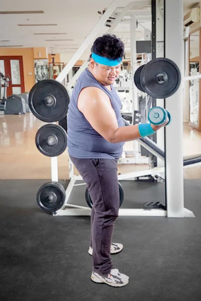 Full Length Fat Man Wear Sportswear While Exercise Blue Dumbbell — Φωτογραφία Αρχείου