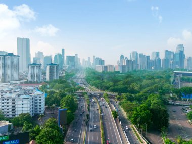 JAKARTA - Endonezya. 14 Eylül 2022: Jakarta otoyollarının sabah saatlerinde hareket halindeki araçlarla insansız hava aracı görüntüsü