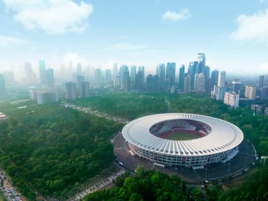 JAKARTA - Endonezya. 14 Eylül 2022: Kuzey Jakarta, Endonezya 'da puslu bir sabahta Jakarta Uluslararası Stadyumu' nun (JIS) gökdelen manzarası