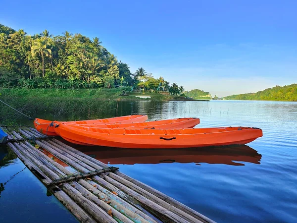 Close Two Canoes Floating Sermo Reservoir Blue Sky Background Yogyakarta — Stock Photo, Image
