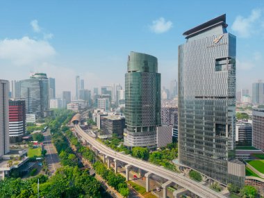 JAKARTA - Endonezya. 19 Eylül 2022: Endonezya 'nın Jakarta kentinde hafif demiryolu raylı kentsel binaların hava görüntüsü