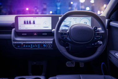JAKARTA - Endonezya. 21 Eylül 2022: Parlak şehirli gösterge paneli elektrikli araba görüntüsü