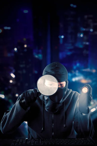 Mannelijke Hacker Met Een Vergrootglas Zaklamp Aan Het Stelen Van — Stockfoto