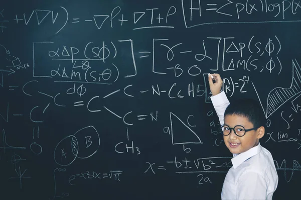 Estudante Masculino Ensino Fundamental Sorrindo Para Câmera Escrevendo Fórmula Matemática — Fotografia de Stock