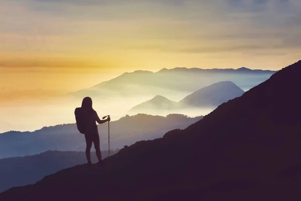 Silueta Ženské Turistky Stojící Hoře Při Pohledu Východ Slunce Mlhavého — Stock fotografie