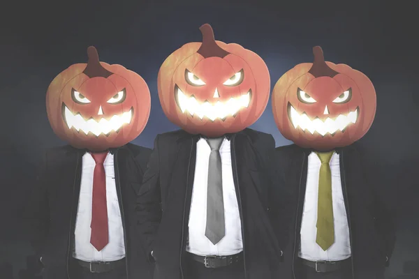 Conceito Horror Halloween Três Empresários Com Cabeça Abóbora Com Fundo — Fotografia de Stock
