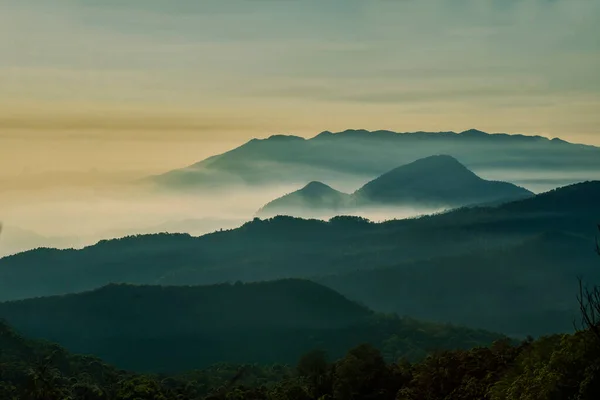 Wunderschöne Landschaft Mit Nebelverhangener Silhouette Des Hochlandes Bandung Indonesien Schuss — Stockfoto