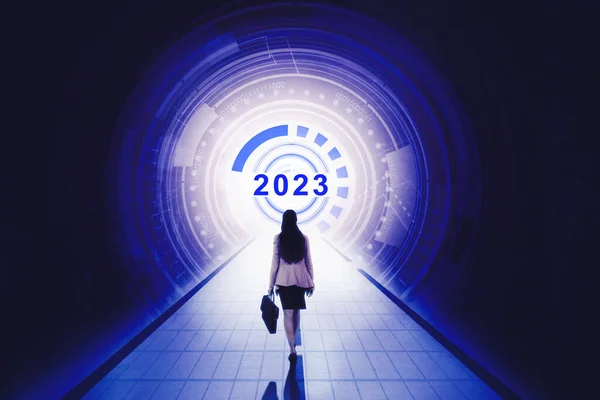 2023番で未来的なトンネルを歩いている間にスーツケースを持っている若い実業家の後部ビュー — ストック写真