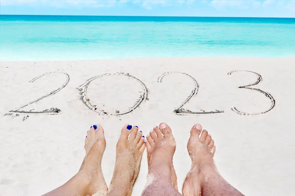 Close Young Couple Feet Sitting Beach 2023 Numbers While Enjoying — Stock Photo, Image