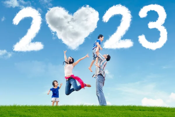 Retrato Jovem Família Divertindo Parque Com Nuvens Forma Coração 2023 — Fotografia de Stock