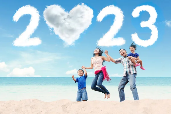 Família Feliz Desfrutando Férias Verão Praia Com Nuvens Forma 2023 — Fotografia de Stock