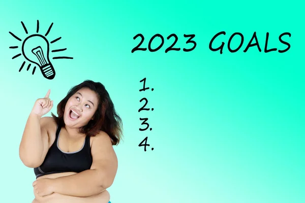 Gruba Kobieta Wskazująca Żarówkę Stojąc 2023 Golami Studiu Tłem Tosca — Zdjęcie stockowe