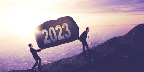 Δύο Επιχειρηματίες Μεταφέρουν Μια Πέτρα Αριθμό 2023 Ενώ Αναρρίχηση Στο — Φωτογραφία Αρχείου