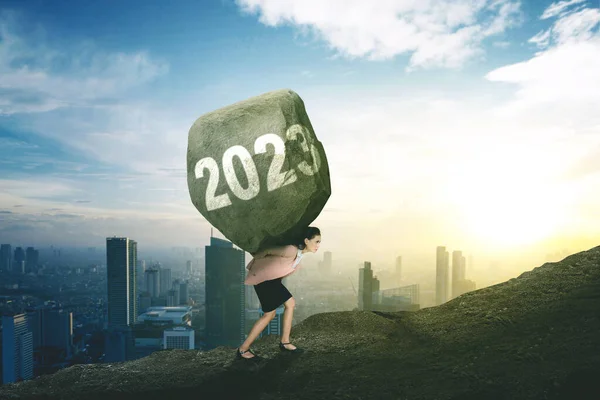 Young Businesswoman Holding 2023 Numbers Stone While Climbing Cliff Sunrise — Stock Photo, Image