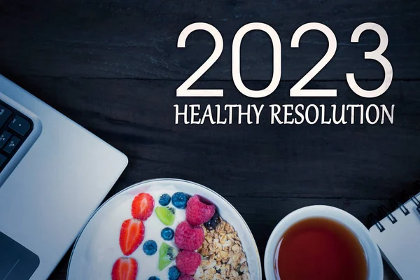 Müsli Laptop Und Tasse Tee Mit Gesunden Vorsätzen Für 2023 — Stockfoto