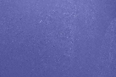 Güzel Kış Penceresi. Yakın plan. Parlak mor buz kalıplarıyla kaplı.