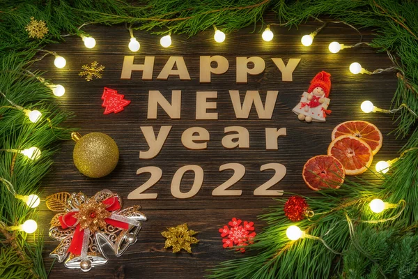 Новым 2022 Годом Различные Рождественские Игрушки Колокольчик Елка Деревянном Фоне — стоковое фото