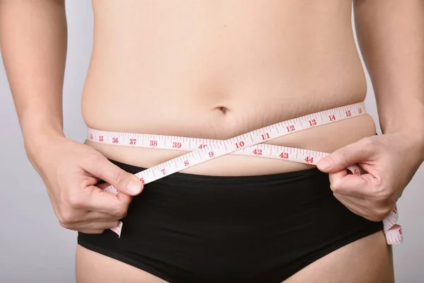 Mulher Gorda Medindo Sua Gordura Barriga Mulher Com Excesso Peso — Fotografia de Stock