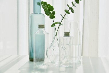 Cam eşyalar güneş ışığı gölge efektini yansıtır, yaz durgun hayat sahnesi, şeffaf, parlak su bardakları, güneşli bir günde ılık ışık titreşimleri..