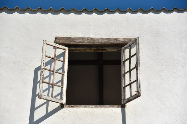 带有阳光和阴影折射的窗户开窗 带有彩绘空间的农舍乡村老式窗户 — 图库照片