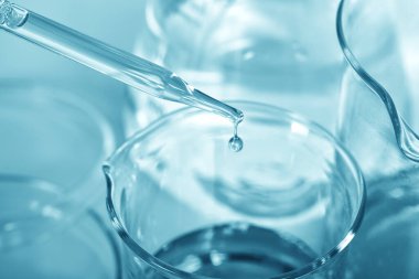 Petrol bırakma, laboratuvar ve bilim deneyleri, tıbbi araştırmalar için kimyasal formüle etme, petrol endüstrisi ürünleri konseptinin kalite kontrolü.