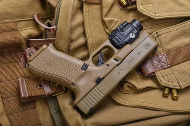 BANGKOK, THAILAND - 3 Nisan 2022: Streamlight trl8 taktik fenerli Glock 19X modeli, Glock 19x polimer 9mm tabanca ve popüler tabanca.