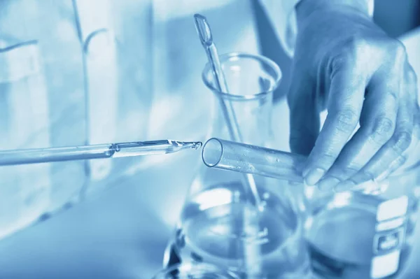Upuszczanie Oleju Mieszanie Odczynnika Chemicznego Eksperymenty Laboratoryjne Naukowe Formułowanie Chemikaliów — Zdjęcie stockowe