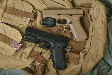 BANGKOK, THAILAND - 3 Nisan 2022: Glock 19X ve Glock 17 gen3 modeli, Glock polimer tabanca ve popüler tabanca.