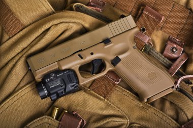 BANGKOK, THAILAND - 3 Nisan 2022: Streamlight trl8 taktik fenerli Glock 19X modeli, Glock 19x polimer 9mm tabanca ve popüler tabanca.