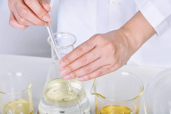 Chemical Reagent Pouring Mixing Laboratory Science Experiments Formulating Chemical Medical — Stock Photo, Image