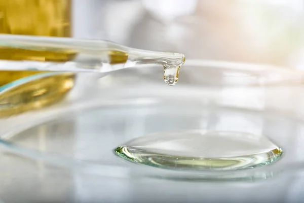 Oil Dropping Laboratorio Esperimenti Scientifici Formulazione Del Prodotto Chimico Ricerca — Foto Stock
