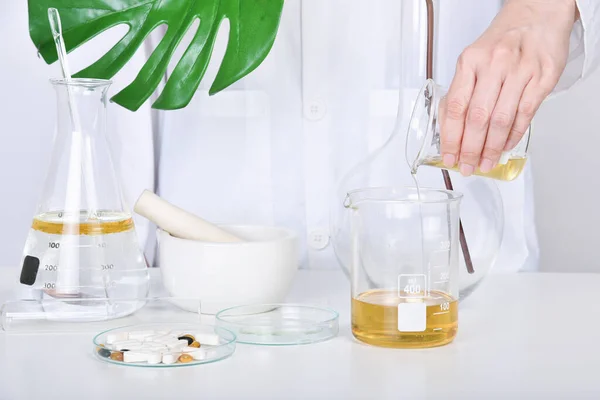 オイル注入 代替ハーブ医学 植物性ハーブの治癒とモルタル 自然有機植物や科学的なガラス製品 自然スキンケア美容製品 — ストック写真