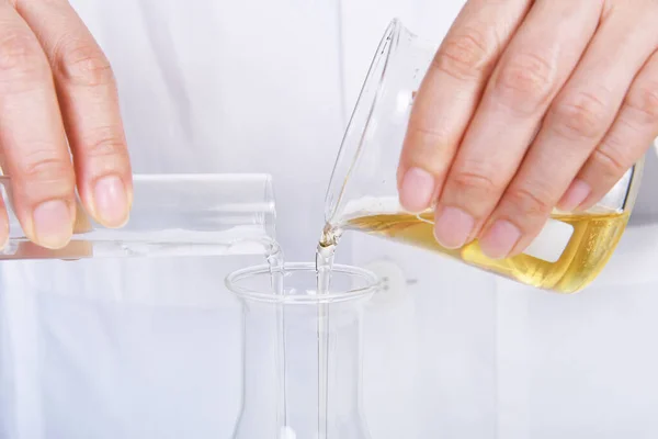 Chemical Reagent Pouring Mixing Laboratory Science Experiments Oil Formulating Chemical — Foto Stock