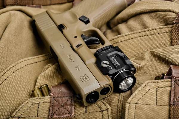 BANGKOK, THAILAND - 3 Nisan 2022: Streamlight trl8 taktik fenerli Glock 19X modeli, Glock 19x polimer 9mm tabanca ve popüler tabanca.