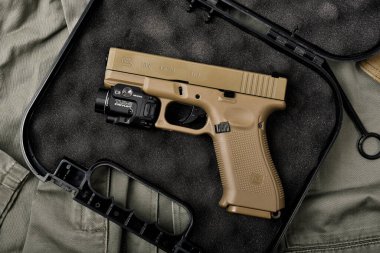 BANGKOK, THAILAND - 3 Nisan 2022: Streamlight trl8 taktik fenerli Glock 19X modeli, Glock 19x polimer 9mm tabanca ve popüler tabanca.