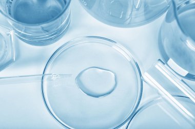 Kimyasal madde düşüşü, laboratuvar ve bilim deneyleri, tıbbi araştırma için kimyasalın formüle edilmesi, endüstriyel ürün konseptinin kalite kontrolü.