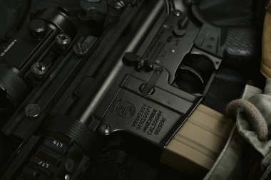 BANGKOK, THAILAND - 3 Nisan 2022: Colt 'un ordu için M4A1 silahları ve askeri teçhizatı, kamuflaj arka planında saldırı tüfeği.