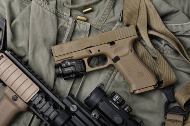 BANGKOK, THAILAND - 3 Nisan 2022: Streamlight trl8 taktik fenerli Glock 19X modeli, Glock 19x polimer 9mm tabanca ve popüler tabanca.