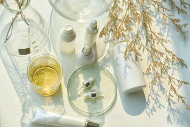 Doğal cilt bakımı güzellik ürünleri, doğal organik botanik özütü ve bilimsel laboratuvar vitrinleri, markalaşma için boş etiket kozmetik kapları..