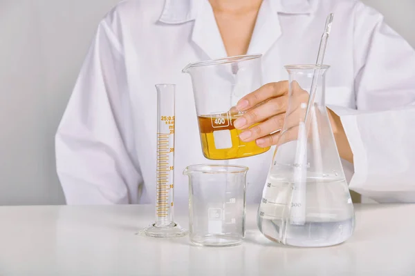石油ビーカー 実験室 科学実験を保持する科学者 医学研究のための化学を形成し 石油産業製品の概念の品質管理 — ストック写真