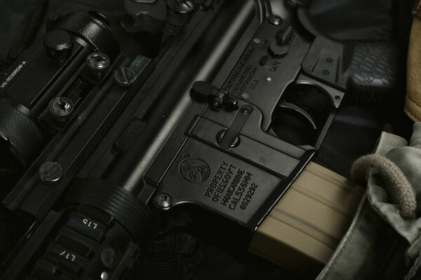 БАНГКОК, Таиланд - 3 апреля 2022 года: оружие и военная техника Colt M4A1 для армии, штурмовая винтовка на камуфляжном фоне.